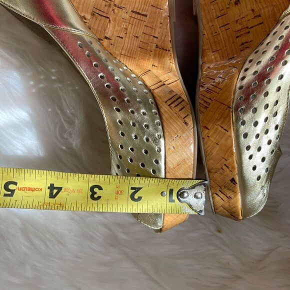 Steve Madden  Visible leather gold perforated slip on wedge peep toe heels SZ 8M - Picture 5 of 10